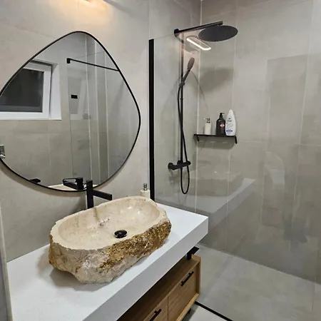 Apartament Blue Haven Studio, Rezerva Acum Cu Design Interior Pe Comanda, Incalzire Pardoseala, Apa Filtrata, Cafea, Ceai, Parcare Publica Gratuita Craiova